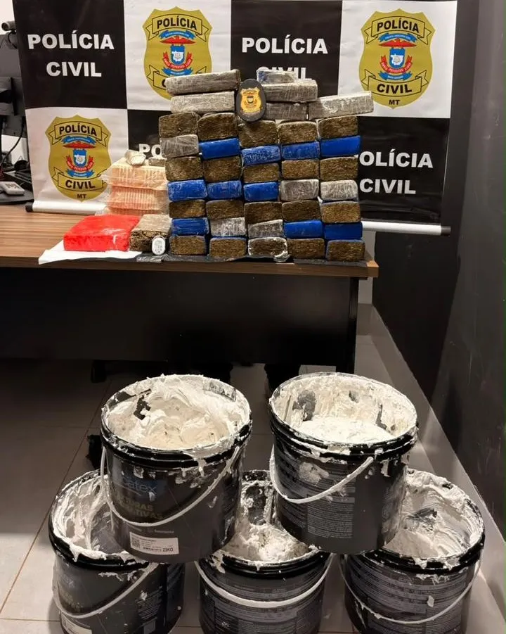 Polícia prende casal e apreende 44 tabletes de drogas em baldes em MT